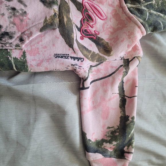 Cabela kids sweatshirt size says 6/12 - Picture 3 of 4